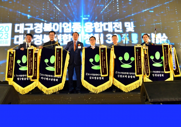 30년 근속융합회 배너수여_수정.jpg